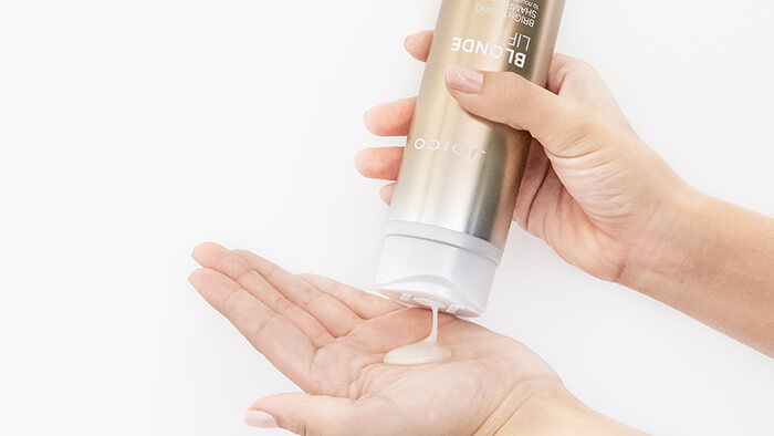 blonde-life-shampoo-hand Blonde Life Shampoo coming out of bottle into hand