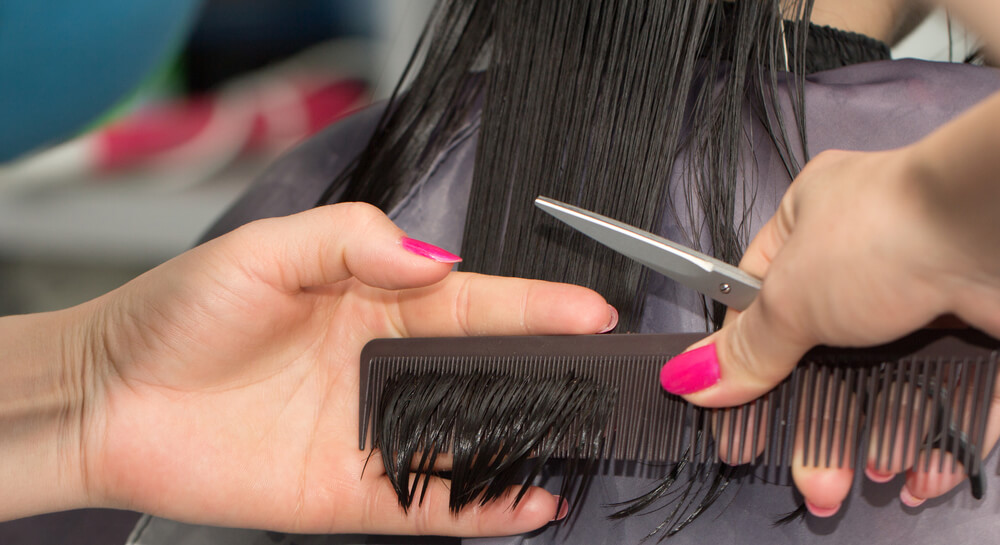 how-to-tell-when-you-need-a-haircut2 Women getting her ends trimmed in salon
