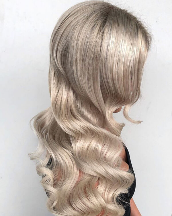 BLonde-wavy-hair Bright blonde wavy hair