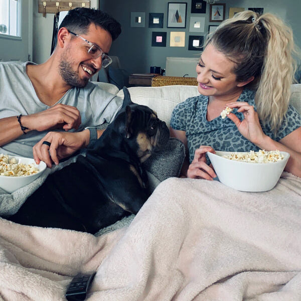 20200409 couple binge watching
