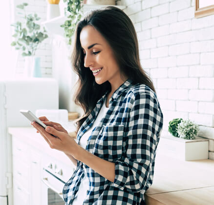 help-your-salon Women smiling looking at Iphone