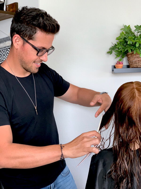 Ricardo_Santiago_Cutting stylist with client