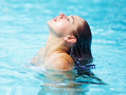 Summer-Moisture-pool-dry-hair Women in swimming pool