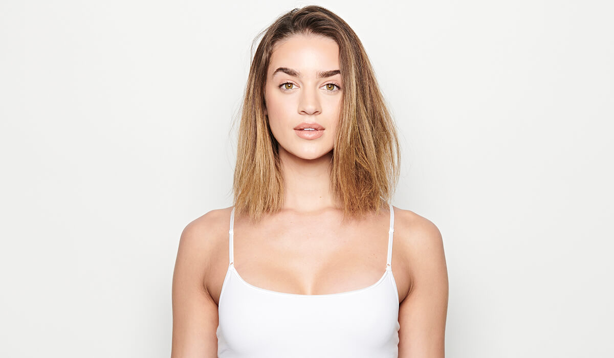 Model with frizzy hair before hair coloring Model with frizzy hair before hair coloring