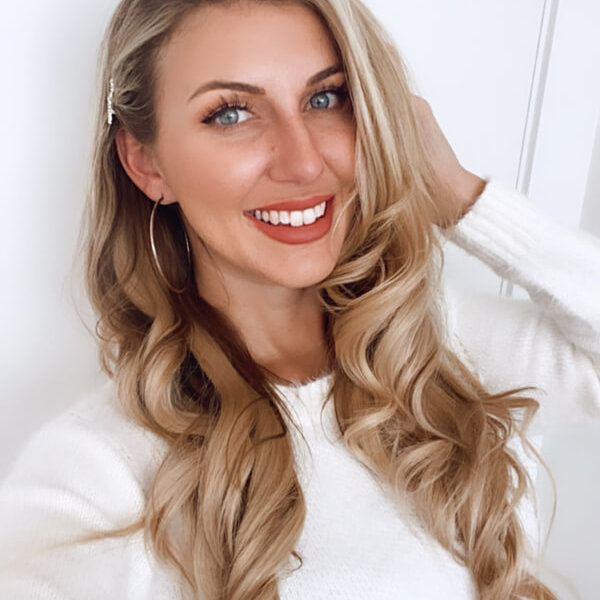 Hollywood-hair-olivia-smalley-curls Hairstylist Olivia Smalley with curly hair