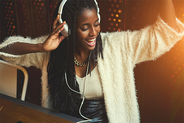 playlist Women with headphones on dancing
