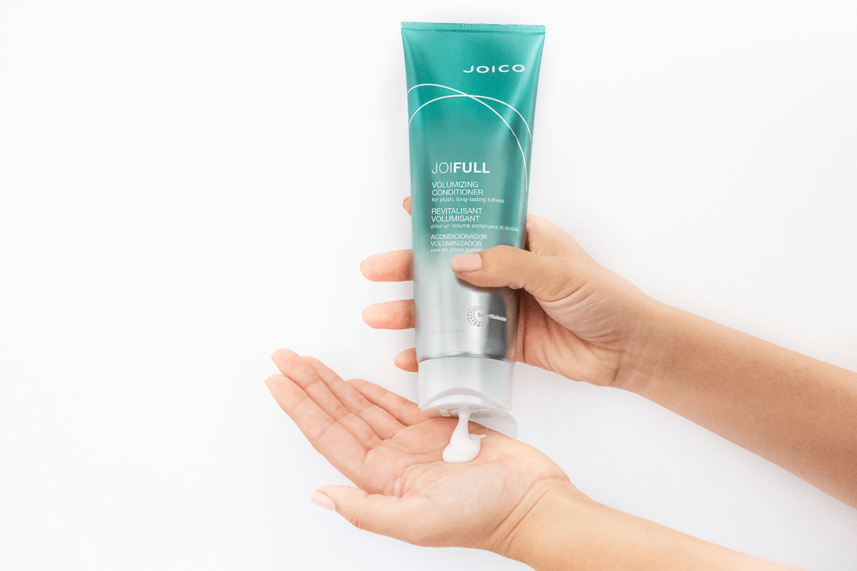 joifull-conditioner-hand joifull conditioner bottle squeezing into hand