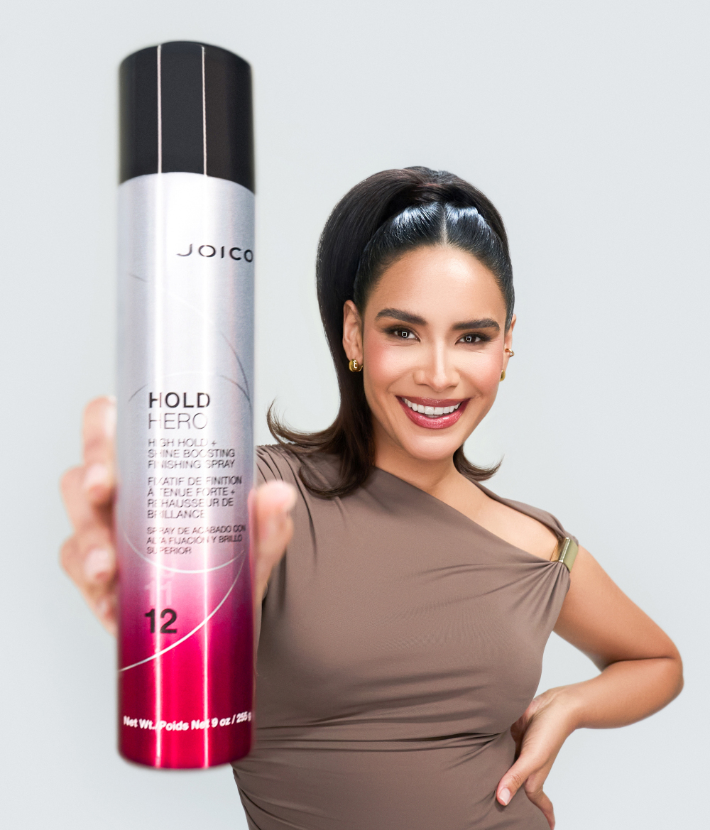 model-displaying-hold-hero hold hero model holding product